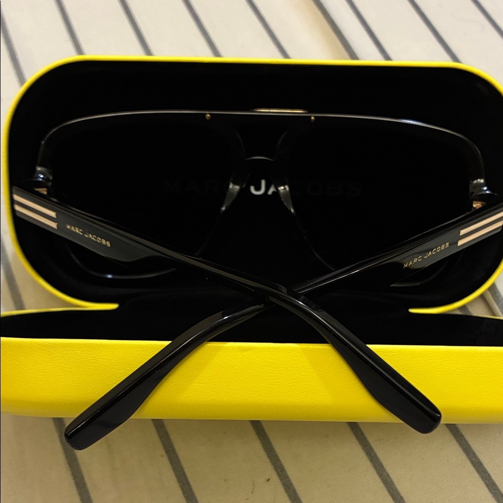 NWOT Marc Jacobs Black Sunglasses with Yellow Case - Picture 4 of 6